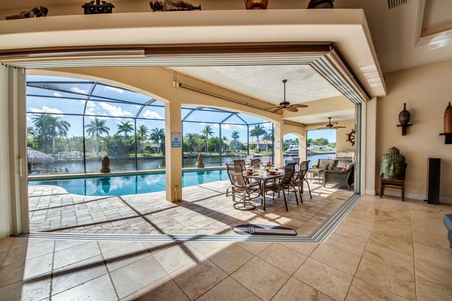 Blick auf Terasse und Pool Ferienhaus The Beachwalk