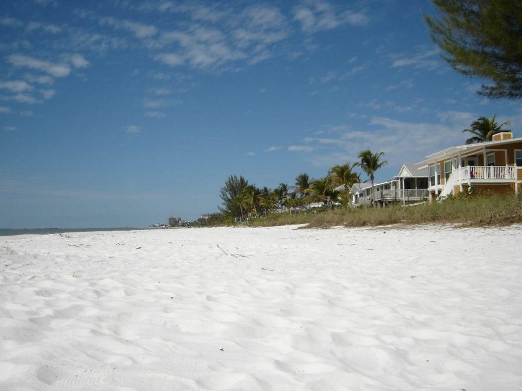 Weißer Sandstrand Fort Myers Florida