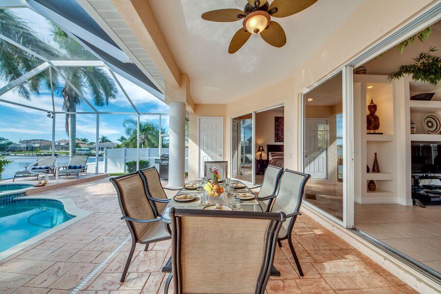 Modern eleganter Essbereich unter überdachter Terrasse mit Pool in Cape Coral Ferienhaus Villa Tao